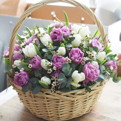 Сиреневая композиция пионовидных тюльпанов в корзине