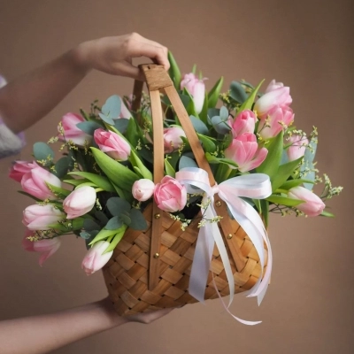Весенний букет тюльпанов в корзинке