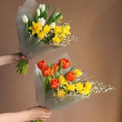 Весенний букет тюльпанов с нарциссами от 5 шт