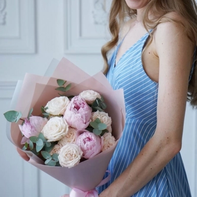 Розовые пионы и кремовые пионовидные розы с эвкалиптом