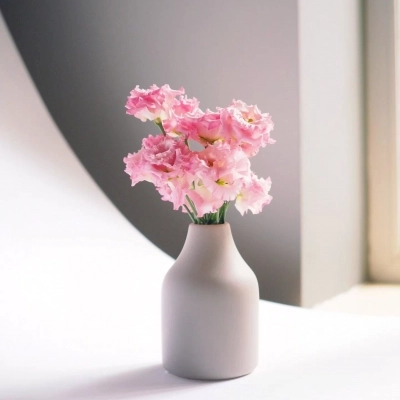 Небольшая интерьерная ваза цвета серой охры