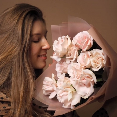 Нежный монобукет с розами сорта Sweet Escimo