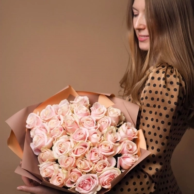 Букет из кремовых роз сорта Sweet Avalange