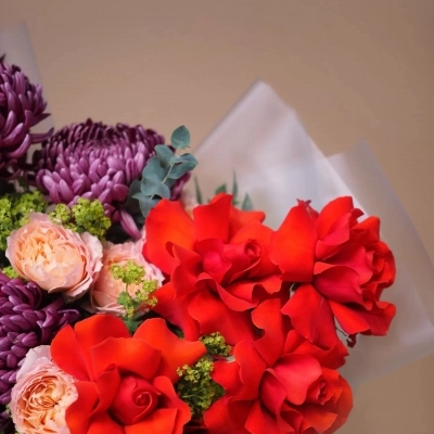 Авторский букет с хризантемами Бигуди и амарантом 