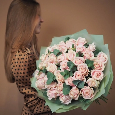 Большой букет кремовых роз Свит Аваланж с эвкалиптом