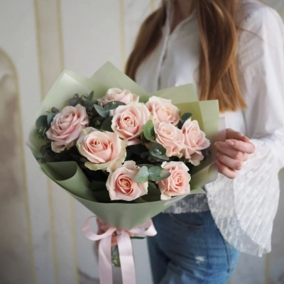 Букет нежных розовых роз с эвкалиптом