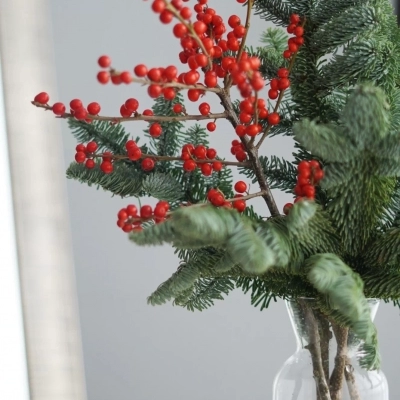 Зимний интерьерный букет из веток Нобилиса и Илекса