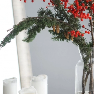 Ветки кедра и ягоды Илекса для вазы