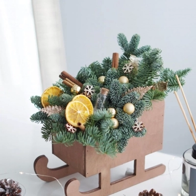 Новогодняя композиция из живой ели "Сани Деда мороза"