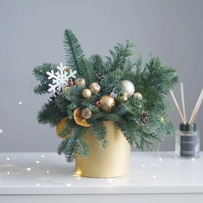 Новогодняя композиция в шляпной коробке с золотыми шарами и апельсинами