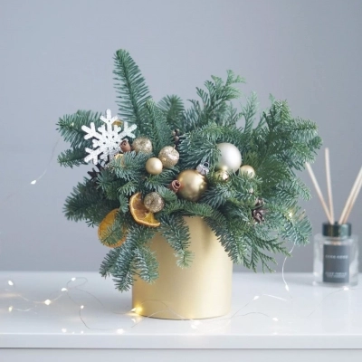 Новогодняя композиция в шляпной коробке с золотыми шарами и апельсинами Новогодняя композиция в шляпной коробке с золотыми шарами и апельсинами