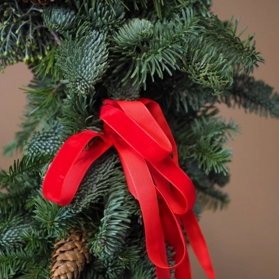 Ароматный венок из разной хвои с красным бантом, 55 см Ароматный венок из разной хвои с красным бантом, 55 см