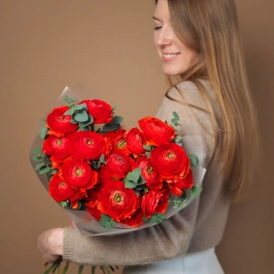 Букет-сердце из красных ранункулюсов сорта Sangria