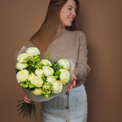 Букет-сердце из лимонных ранункулюсов сорта Limonchello