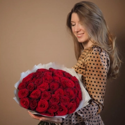 Большой букет бордовых ароматных роз Red Naomi Большой букет бордовых ароматных роз Red Naomi