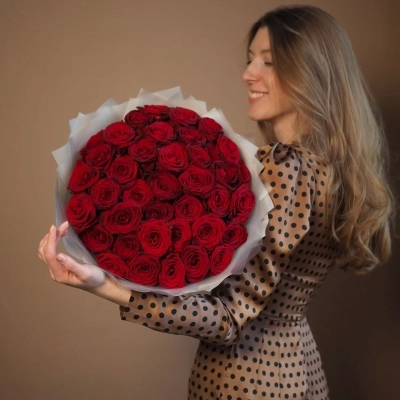 Большой букет бордовых ароматных роз Red Naomi Большой букет бордовых ароматных роз Red Naomi