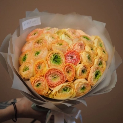 Букет из персиковых ранункулюсов сорта Elegant Peach