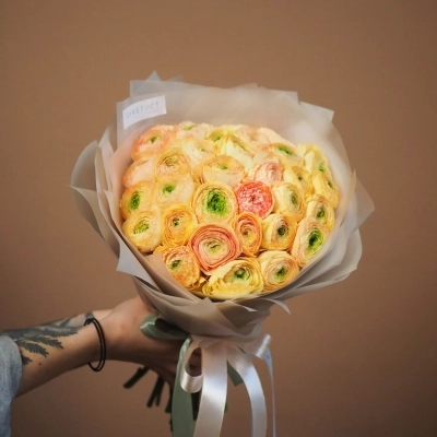 Букет из персиковых ранункулюсов сорта Elegant Peach