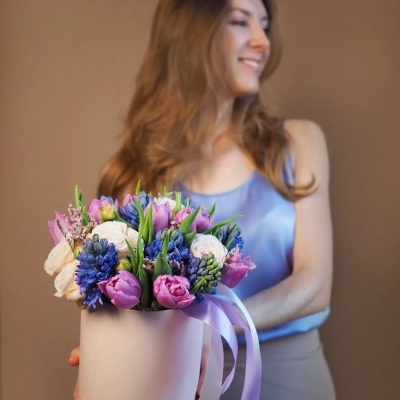 Весенний букет в шляпной коробке с гиацинтами и тюльпанами