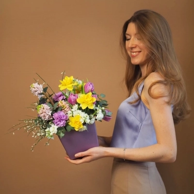 Яркая композиция с жёлтыми нарциссами