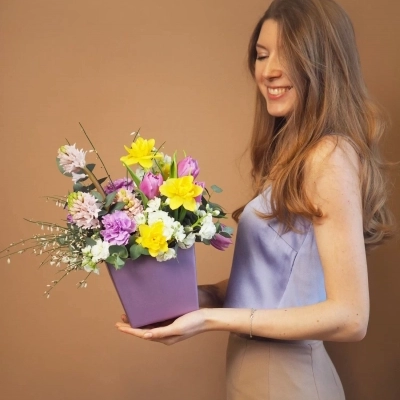 Яркая композиция с жёлтыми нарциссами