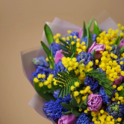 Яркий весенний букет с пушистой мимозой