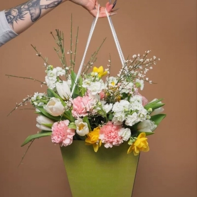 Нежная композиция из тюльпанов и маттиолы в коробке