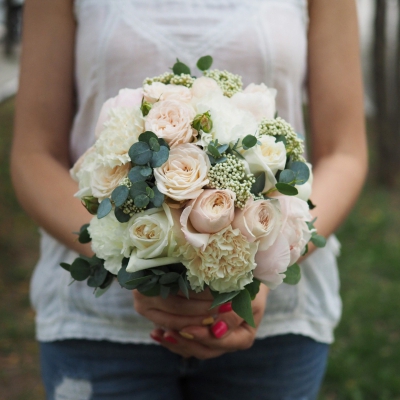 Кремовый букет невесты из пионов и пионовидных роз