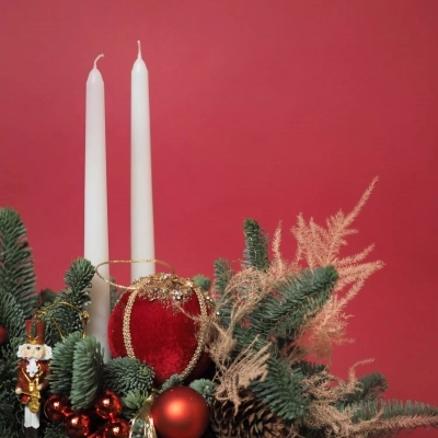 Новогодняя композиция с Щелкунчиком, бархатным шаром и золотыми снежинками