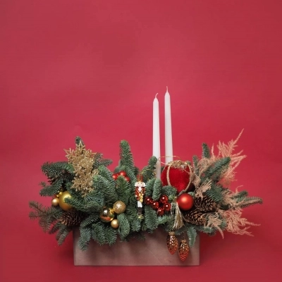 Новогодняя композиция с Щелкунчиком, бархатным шаром и золотыми снежинками Новогодняя композиция с Щелкунчиком, бархатным шаром и золотыми снежинками