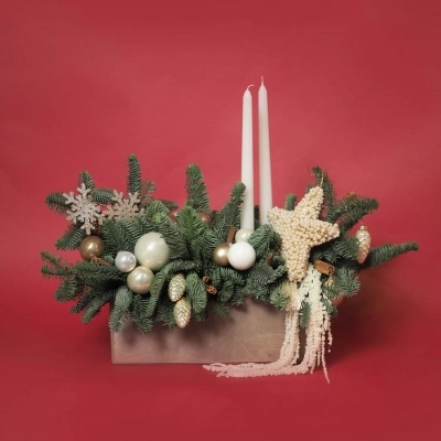 Новогодняя композиция с жемчужной звездой и длинными свечами