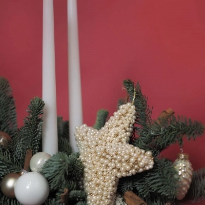 Новогодняя композиция с жемчужной звездой и длинными свечами