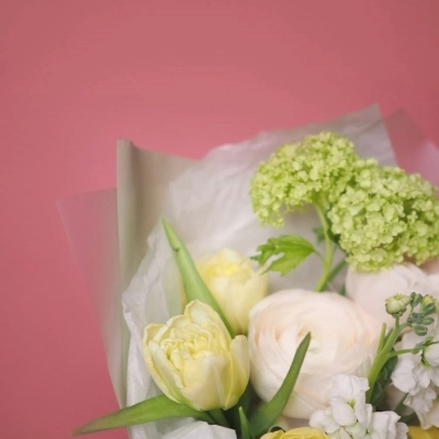 Весенний букет с тюльпанами, ранункулюсами и нарциссами от 10 шт