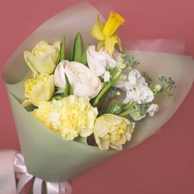 Весенний букет с тюльпанами, нарциссами и маттиолой от 10 шт