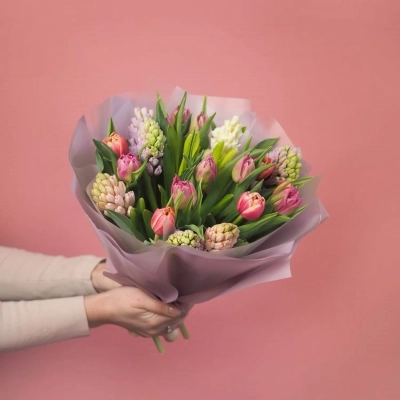 Весенний букет с ароматными гиацинтами и пионовидными тюльпанами
