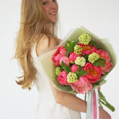 Сочный букет коралловых пионов с вибурнумом