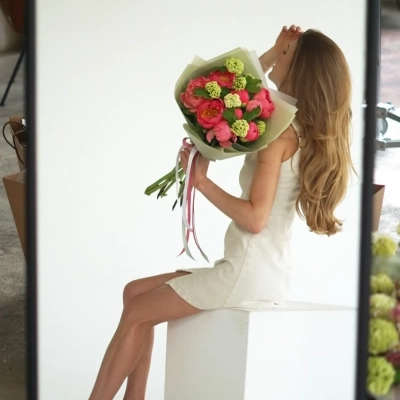 Сочный букет коралловых пионов с вибурнумом