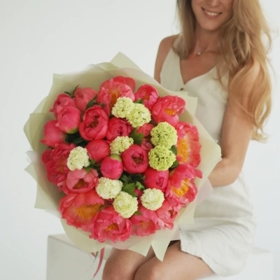 Большой букет коралловых пионов с вибурнумом