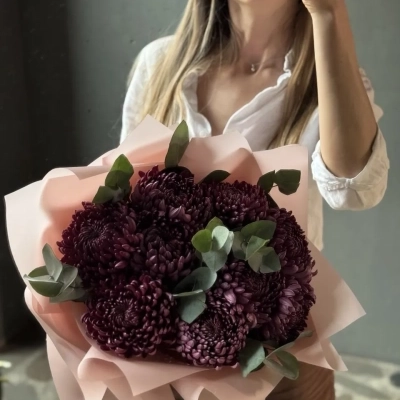 Монохромный букет хризантем сорта Vienna Red