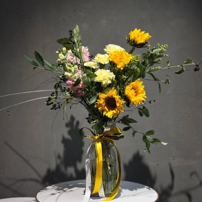 Садовый букет с подсолнухами и веточками жостера Садовый букет с подсолнухами и веточками жостера