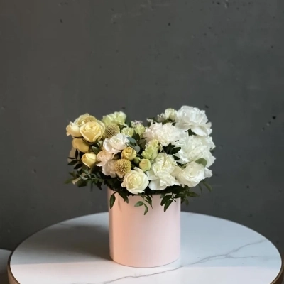 Нежная композиция с диантусами и кустовыми розами Нежная композиция с диантусами и кустовыми розами