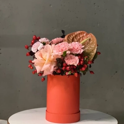 Яркая композиция в коробке с кустовыми диантусами и ягодами шиповника Яркая композиция в коробке с кустовыми диантусами и ягодами шиповника