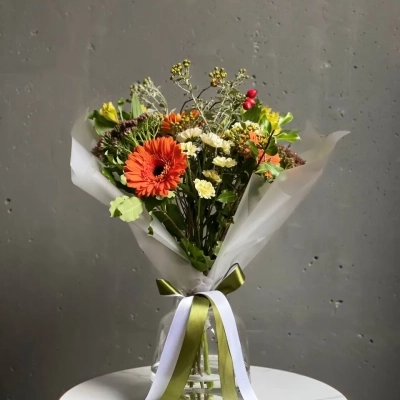 Букет в садовом стиле с герберами и кустовыми хризантемами