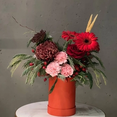 Яркая композиция в коробке с кустовыми диантусами и ягодами шиповника