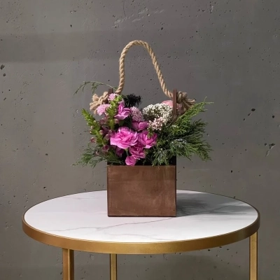 Композиция в деревянном ящике с диантусами и можжевельником Композиция в деревянном ящике с диантусами и можжевельником