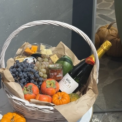 Подарочная корзина с деликатесами