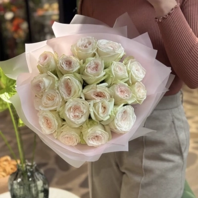 Букет пионовых роз жемчужного оттенка сорта Вайт Охара