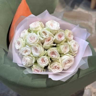 Букет пионовых роз жемчужного оттенка сорта Вайт Охара