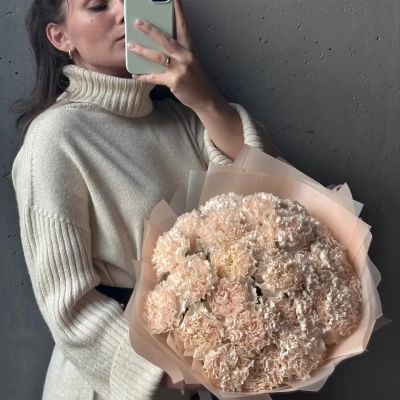 Нежный букет кремовых гвоздик