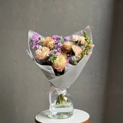 Букет из роз сорта Кантри Кенди и маттиолы Букет из роз сорта Кантри Кенди и маттиолы